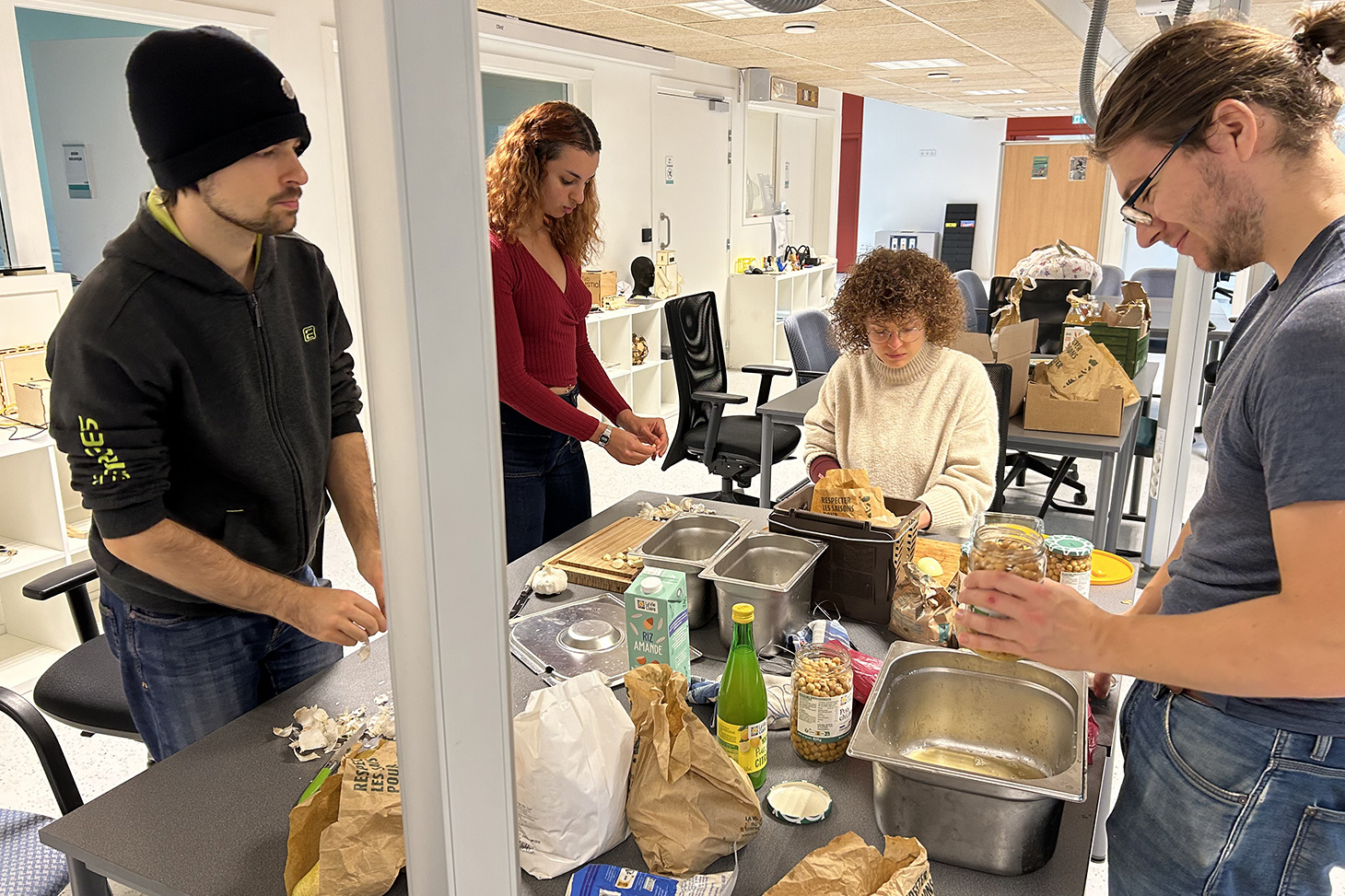 Les étudiant.es cuisinent le repas