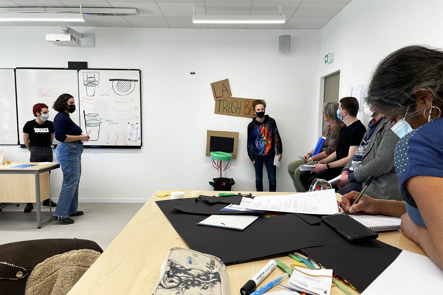 Groupe d'étudiants présentant leur projet