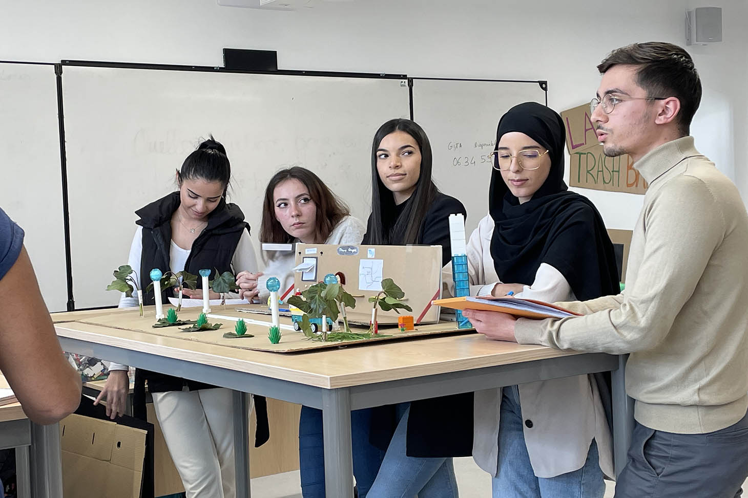 Groupe d'étudiants présentant leur projet