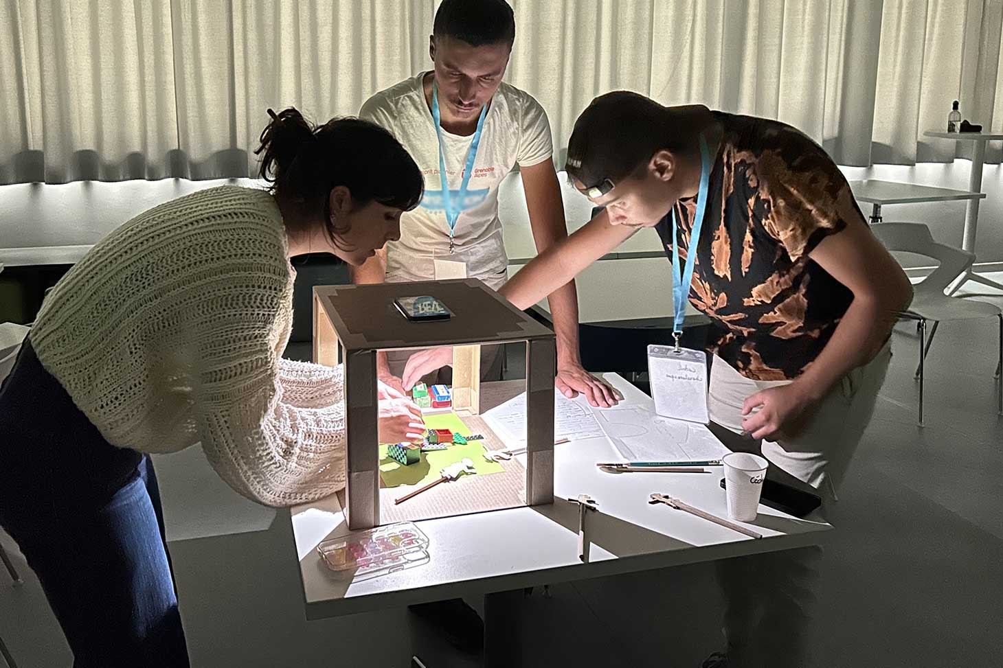 Etudiants en train de tourner une vidéo-cagette pour illustrer un projet